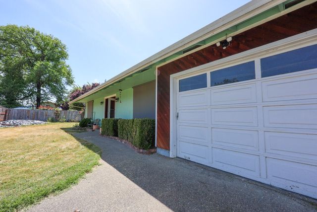 960 Schroeder, Grants Pass, OR 97527
