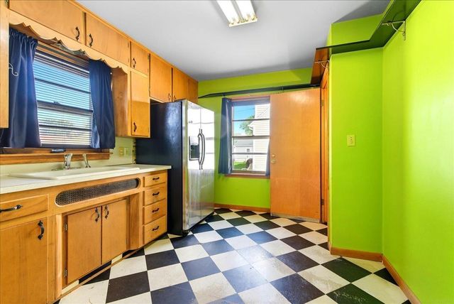 1107 E Mitchell Avenue, Waterloo, IA 50702