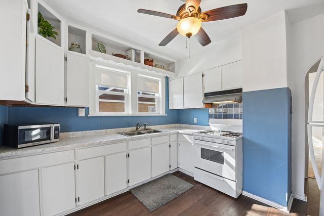 427 S Cornell Avenue, Villa Park, IL 60181