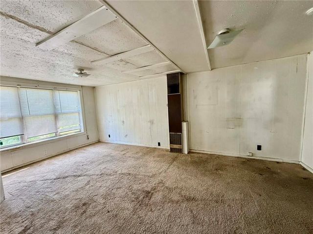 215 W 3rd Street, Tonganoxie, KS 66086