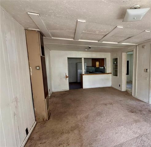 215 W 3rd Street, Tonganoxie, KS 66086
