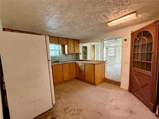 215 W 3rd Street, Tonganoxie, KS 66086