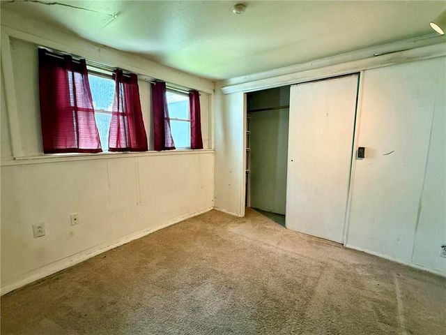 215 W 3rd Street, Tonganoxie, KS 66086