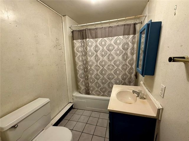 215 W 3rd Street, Tonganoxie, KS 66086