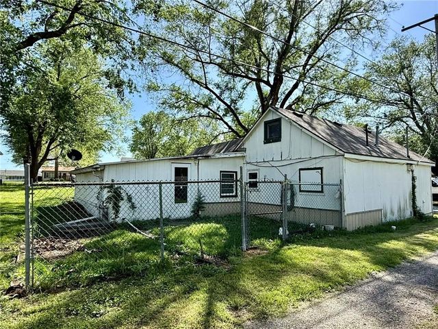 215 W 3rd Street, Tonganoxie, KS 66086