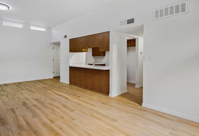 32 Calle Playa Del Sol NE, Albuquerque, NM 87109