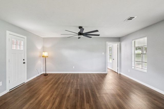 755 E Bellville ST, Giddings, TX 78942