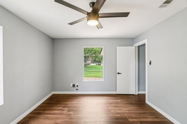 755 E Bellville ST, Giddings, TX 78942