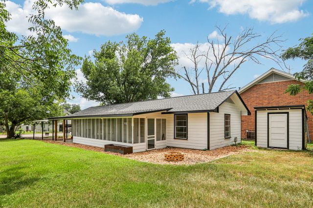 755 E Bellville ST, Giddings, TX 78942