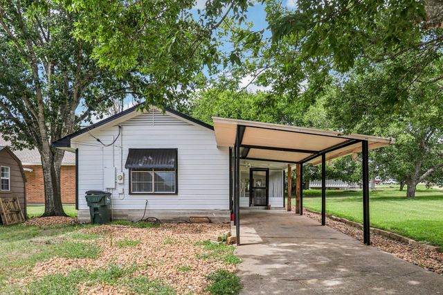 755 E Bellville ST, Giddings, TX 78942