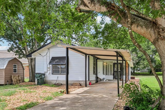 755 E Bellville ST, Giddings, TX 78942