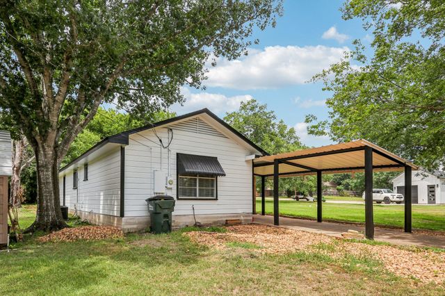 755 E Bellville ST, Giddings, TX 78942
