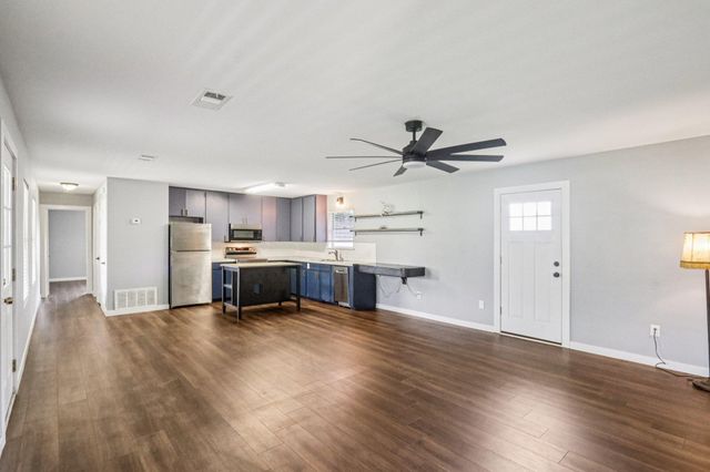 755 E Bellville ST, Giddings, TX 78942