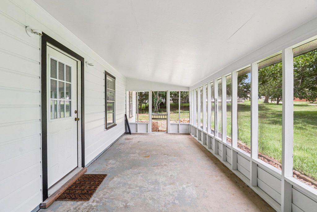 755 E Bellville ST, Giddings, TX 78942