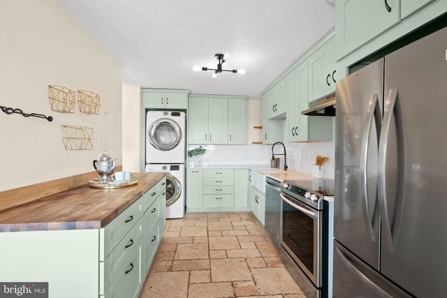 307 Yoakum Pkwy Apt 821, Alexandria, VA 22304