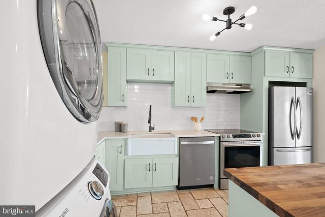 307 Yoakum Pkwy Apt 821, Alexandria, VA 22304