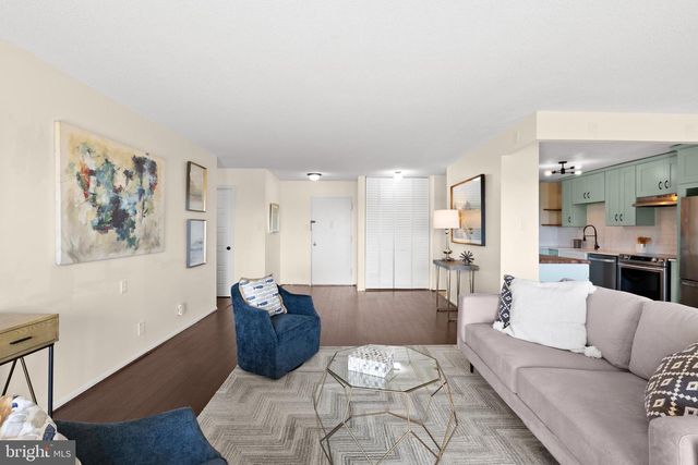 307 Yoakum Pkwy Apt 821, Alexandria, VA 22304