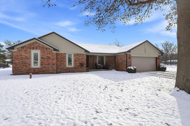 1105 Fox Trail Drive E, New Palestine, IN 46163