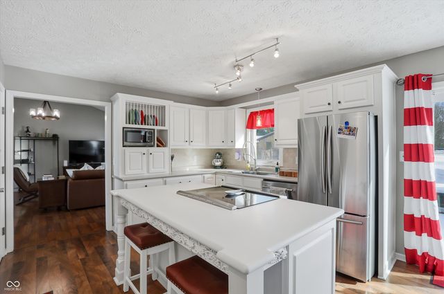 1105 Fox Trail Drive E, New Palestine, IN 46163