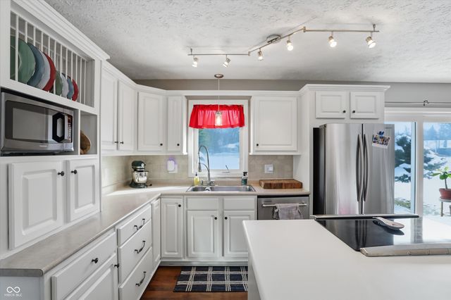 1105 Fox Trail Drive E, New Palestine, IN 46163