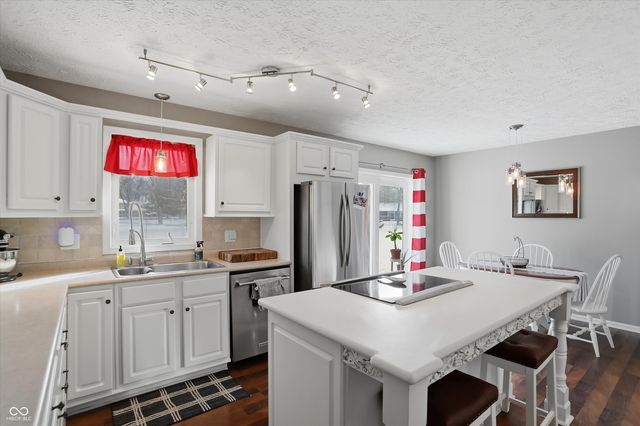 1105 Fox Trail Drive E, New Palestine, IN 46163