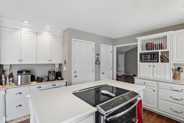 1105 Fox Trail Drive E, New Palestine, IN 46163