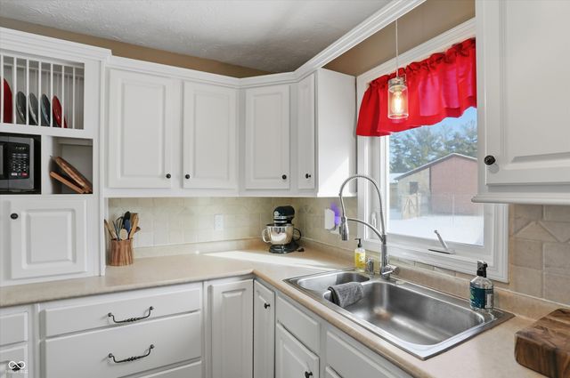 1105 Fox Trail Drive E, New Palestine, IN 46163