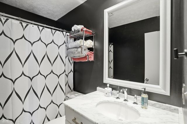 1105 Fox Trail Drive E, New Palestine, IN 46163