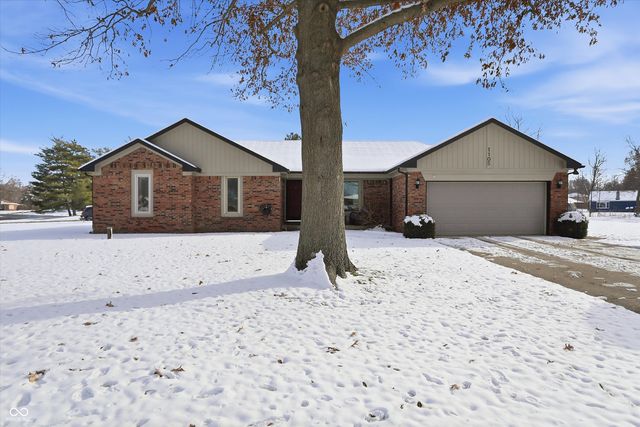1105 Fox Trail Drive E, New Palestine, IN 46163