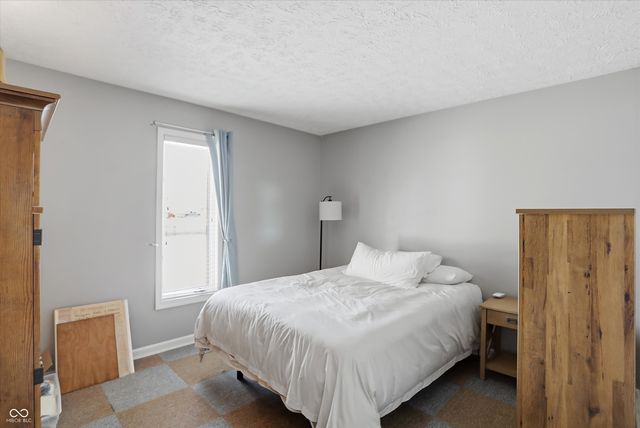 1105 Fox Trail Drive E, New Palestine, IN 46163