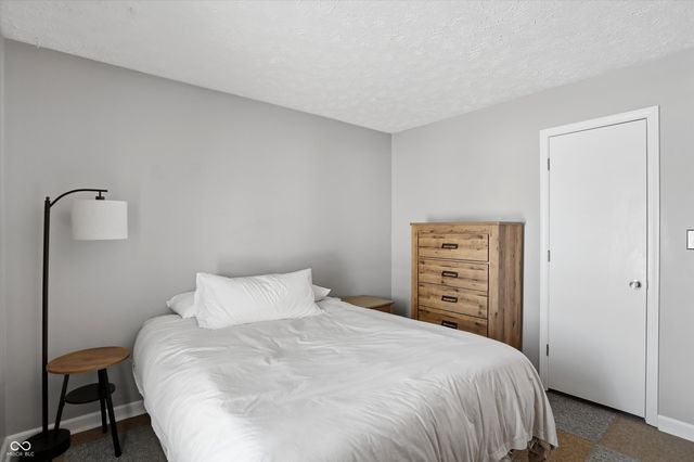 1105 Fox Trail Drive E, New Palestine, IN 46163