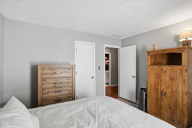 1105 Fox Trail Drive E, New Palestine, IN 46163