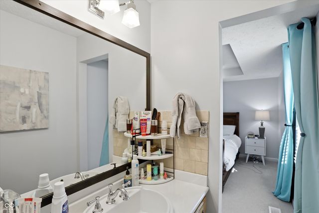 1105 Fox Trail Drive E, New Palestine, IN 46163