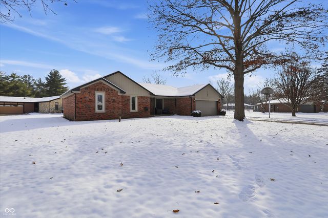 1105 Fox Trail Drive E, New Palestine, IN 46163
