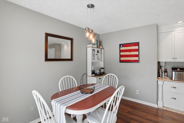 1105 Fox Trail Drive E, New Palestine, IN 46163