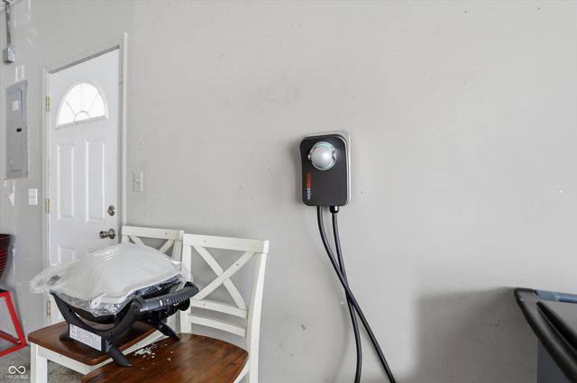 1105 Fox Trail Drive E, New Palestine, IN 46163