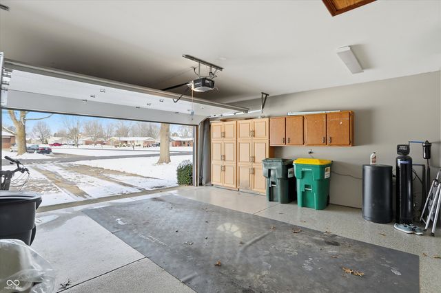 1105 Fox Trail Drive E, New Palestine, IN 46163