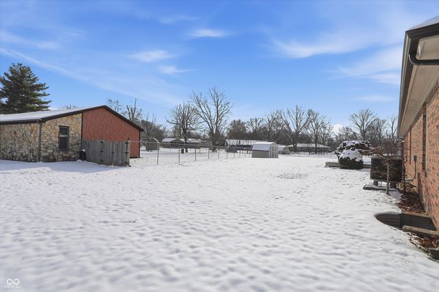 1105 Fox Trail Drive E, New Palestine, IN 46163