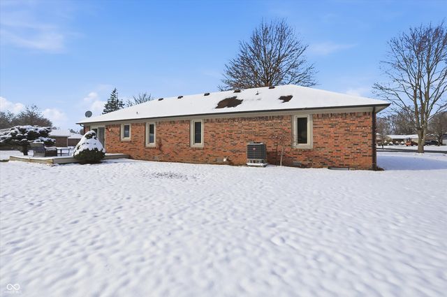 1105 Fox Trail Drive E, New Palestine, IN 46163