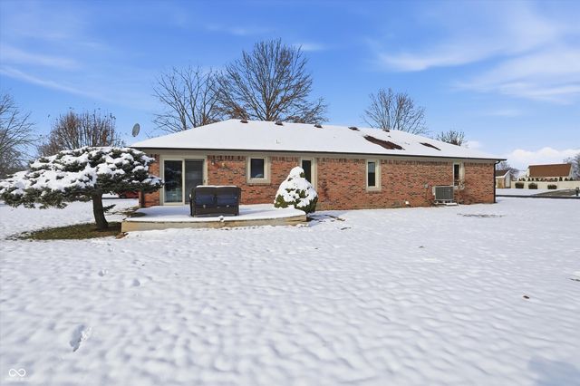 1105 Fox Trail Drive E, New Palestine, IN 46163