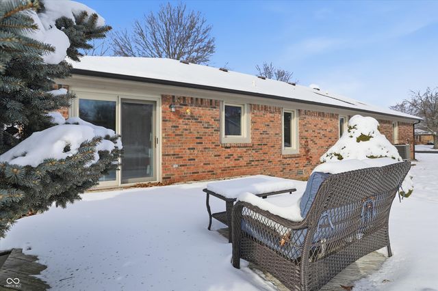 1105 Fox Trail Drive E, New Palestine, IN 46163