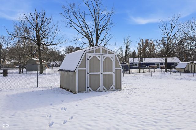 1105 Fox Trail Drive E, New Palestine, IN 46163