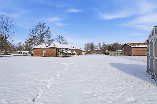 1105 Fox Trail Drive E, New Palestine, IN 46163