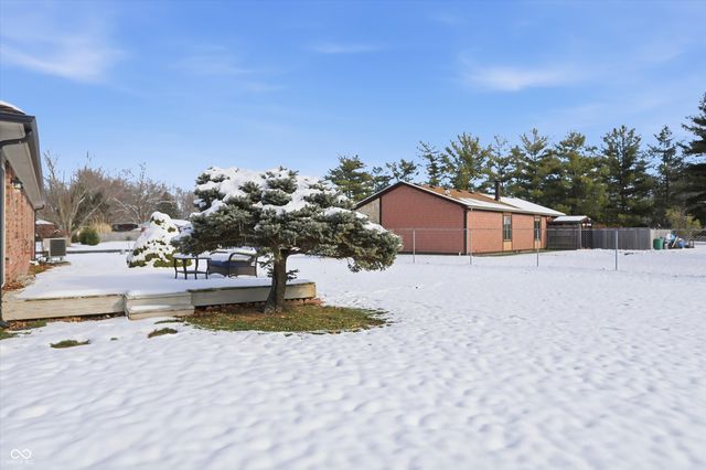 1105 Fox Trail Drive E, New Palestine, IN 46163