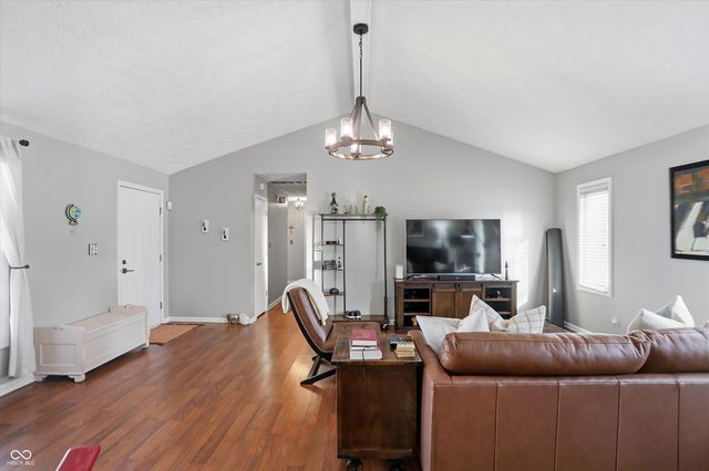 1105 Fox Trail Drive E, New Palestine, IN 46163