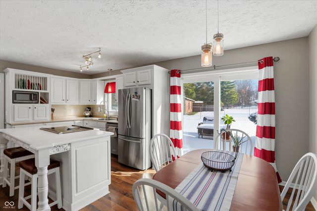 1105 Fox Trail Drive E, New Palestine, IN 46163