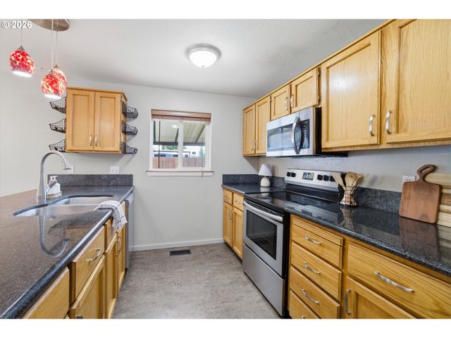 245 TRILLIUM St, St Helens, OR 97051