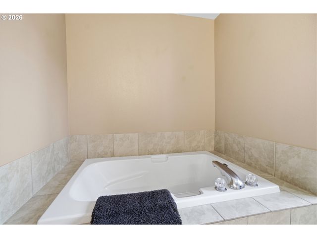 245 TRILLIUM St, St Helens, OR 97051