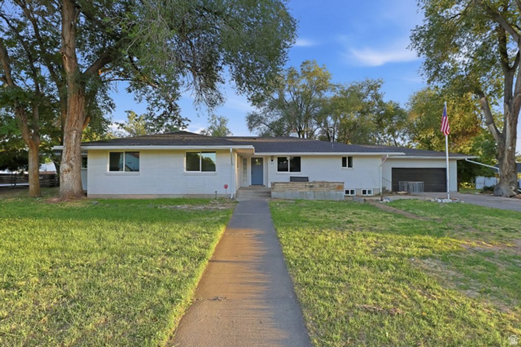 933 W 2300 N, Clinton, UT 84015 — exterior