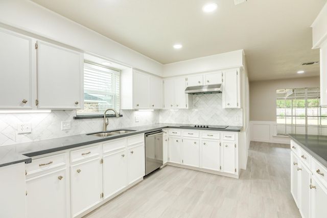 128 Catalpa Street, Lake Jackson, TX 77566